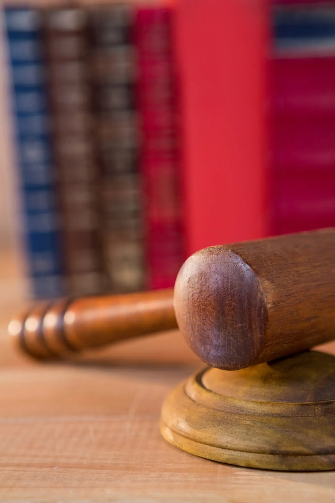Судейский молоток крупным планом
