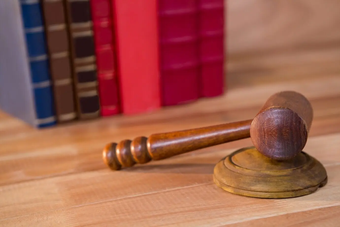 Увеличенный вид судейского молотка